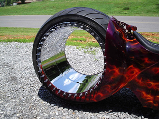 Illustration for article titled Hubless Monster Motorcycle Rolls Without Spokes